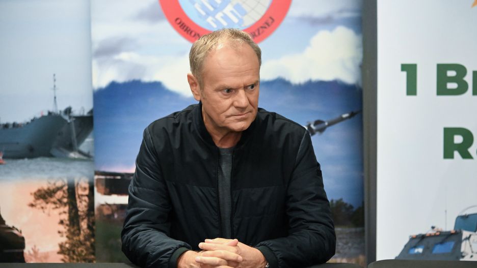 Ustka, 16.09.2025. Premier Donald Tusk (C) podczas wizyty na Centralnym Poligonie Sił Powietrznych w Ustce, 16 bm. Wizyta odbyła się w ramach treningu systemowego połączonego wsparcia ogniowego ?Jesienny Ogień-25?. ?Jesienny Ogień-25? to jeden z elementów ?Żelaznego Obrońcy? - największych i najważniejszych z planowych przedsięwzięć szkoleniowych Sił Zbrojnych RP w 2025 r. (sko) PAP/Andrzej Jackowski