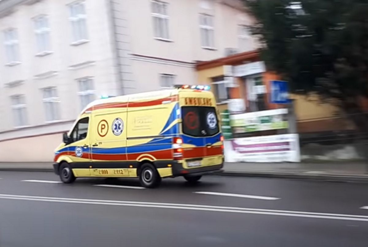 Zarobki ratowników medycznych. Jeden z nich przerywa milczenie