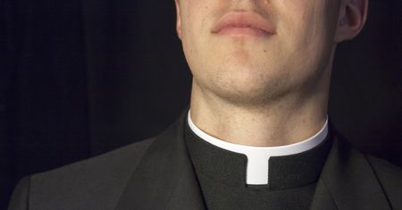 Prawie stracił przyrodzenie. Zaskakujące fakty w sprawie księdza z Czech