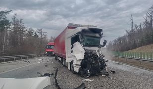 Wypadek ciężarówek na A4. Kabina kierowcy niemal całkowicie zgnieciona"