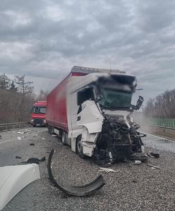 Wypadek ciężarówek na A4. Kabina kierowcy niemal całkowicie zgnieciona"