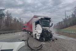 Wypadek ciężarówek na A4. Kabina kierowcy niemal całkowicie zgnieciona"