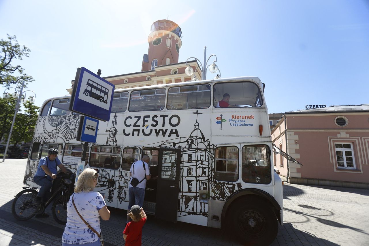 "Londyńczyk" wrócił na ulice Częstochowy. Kultowy piętrowy autobus rozpoczął letnie kursy, wożąc mieszkańców i turystów po mieście