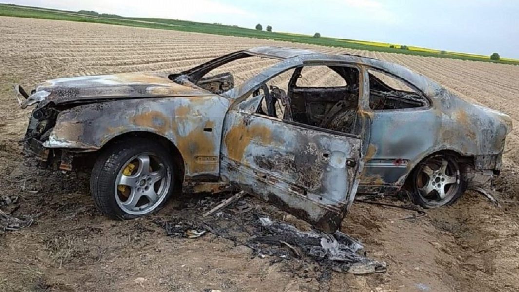 Mercedes doszczętnie spłonął