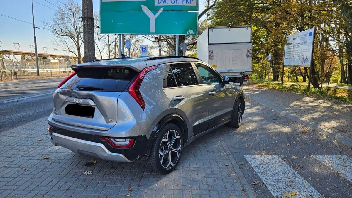 Dostawczy renault uderzył w tył kii na al. Piłsudskiego