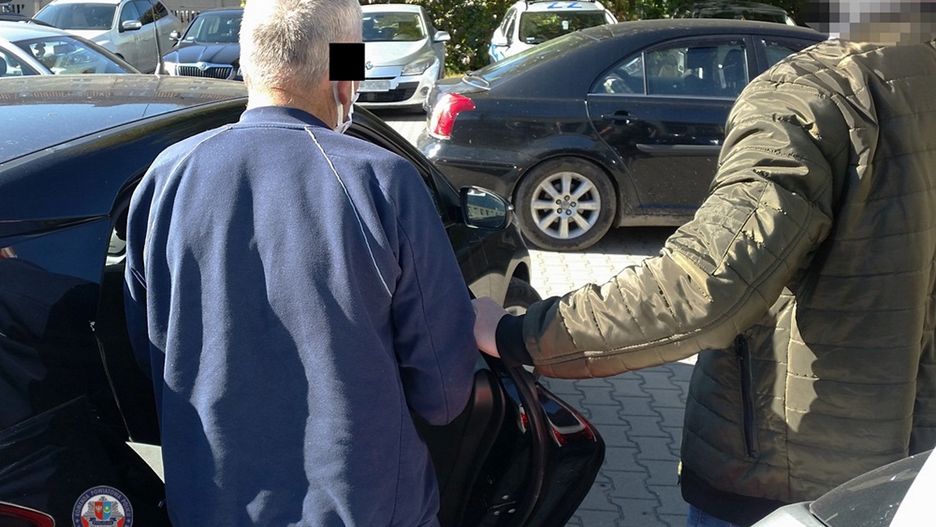  Mazowieckie. Policjanci z zatrzymanym