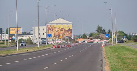 Umowa na przedłużenie ważnej ulicy podpisana. Wyburzą wszystkie domy i budynki, które stoją na jej drodze
