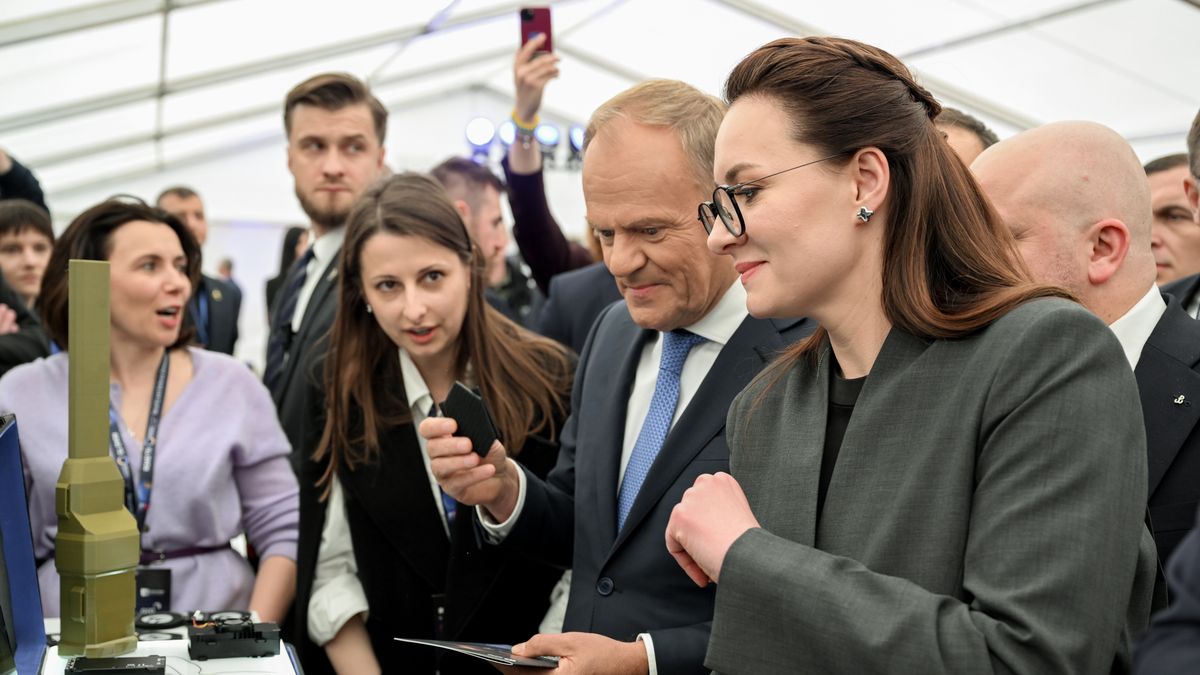 Rzeszów, 27.04.2026. Premier Ukrainy Julija Swyrydenko (P) i premier Donald Tusk (2P) podczas drugiego dnia konferencji ?Road to URC ? Security and Defence Dimension? na Politechnice Rzeszowskiej, 27 bm. Odbywające się w dniach 26-27 kwietnia br. wydarzenie jest elementem przygotowań do międzynarodowej konferencji Ukraine Recovery Conference 2026 (URC 2026), która odbędzie się 25?26 czerwca w Gdańsku. (aldg) PAP/Wojtek Jargiło