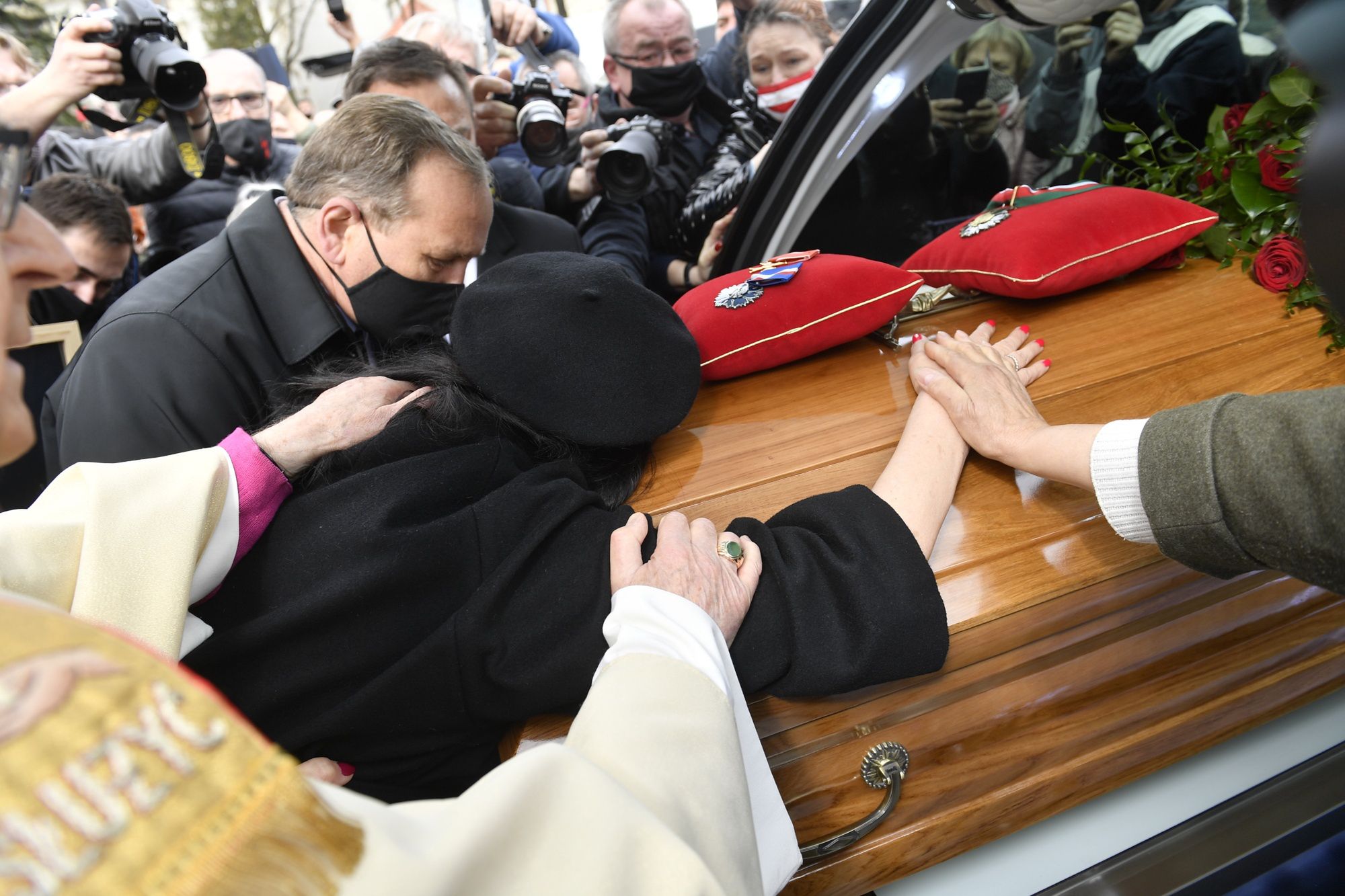 Ewa Krawczyk żegna trumnę z mężem