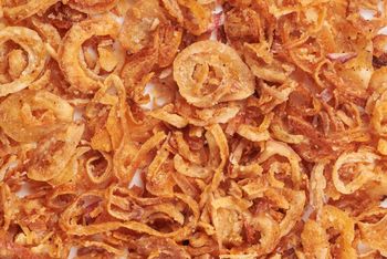 Zapomnij o miękkiej cebuli. Ten austriacki patent sprawi, że będzie chrupać jak najlepsze chipsy