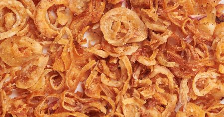 Zapomnij o miękkiej cebuli. Ten austriacki patent sprawi, że będzie chrupać jak najlepsze chipsy