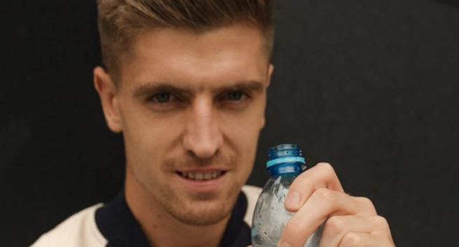 Krzysztof Piątek ambasadorem akcji „Woda, która Pomaga” Kingi Pienińskiej