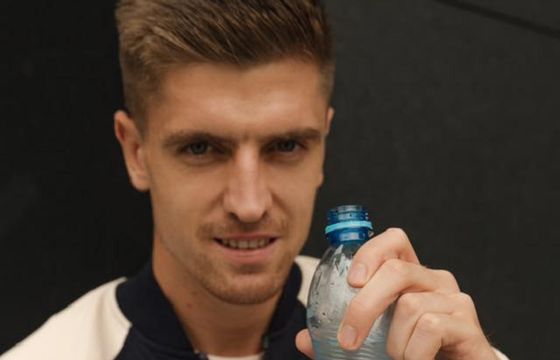 Krzysztof Piątek ambasadorem akcji „Woda, która Pomaga” Kingi Pienińskiej