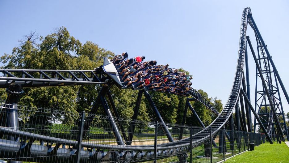 Turyści uwielbiają przejażdżki rollercoasterami