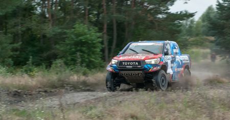 Na prawym fotelu u Kuby Przygońskiego. Poznałem z bliska jego rajdową toyotę hilux