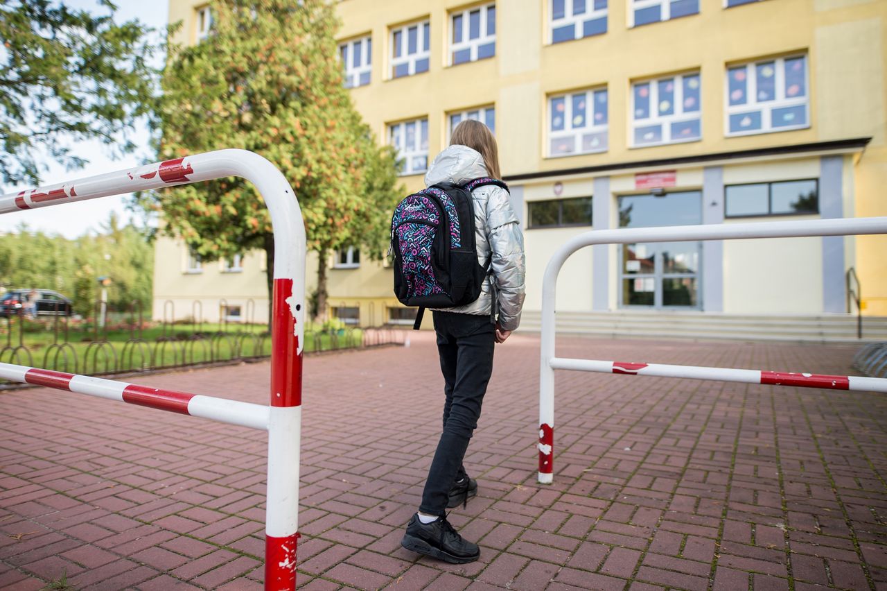 Warszawa. Szkoła w kratkę. Rekomendacje ratusza w sprawie hybrydowej nauki