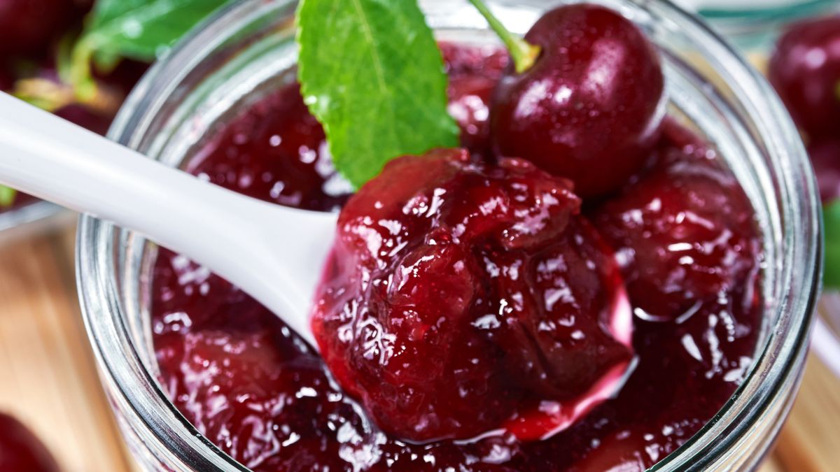Domowy dżem z czereśni jest o wiele zdrowszym wyborem niż gotowc
