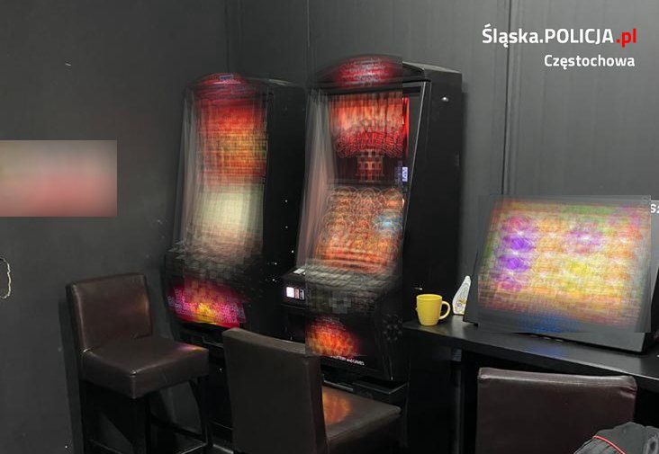 Śląskie. Policjanci w Częstochowie zabezpieczyli 9 nielegalnych automatów do gier.