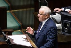 Brak decyzji ws. obostrzeń troską o poparcie? Poseł PiS wskazuje