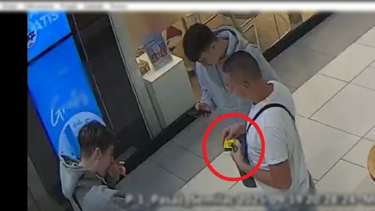 Kamera uchwyciła trzech mężczyzn.