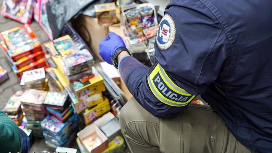  Policja zarekwirowała podrobione torebki i zabawki.