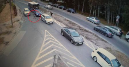 Na hulajnodze wjechał prosto pod samochód. Policja apeluje do rodziców