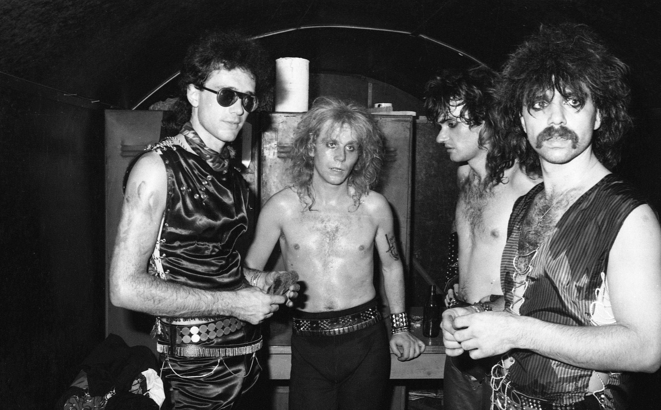 Kat z Romanem Kostrzewskim (drugi od lewej)