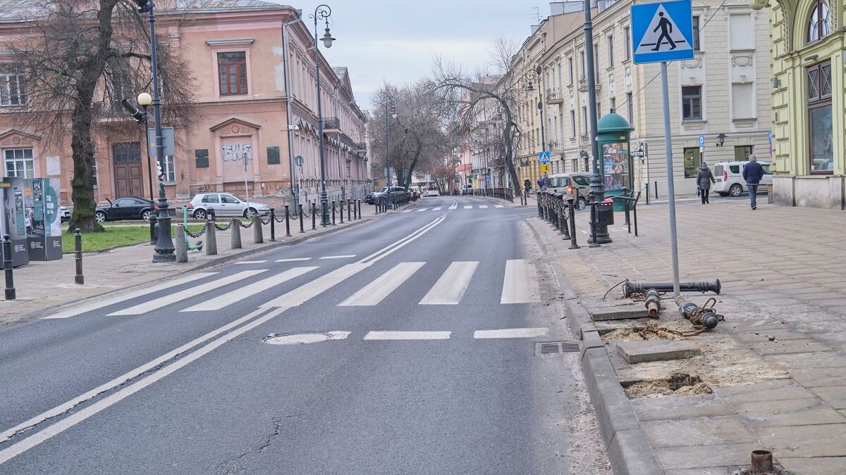 Uszkodzone słupki przed przejściem dla pieszych na ul. Narutowicza