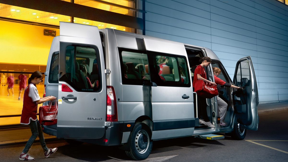 W przypadku przewozu osób powyżej dziewięciu, kierowca ma obowiązek posiadania karty kierowcy.