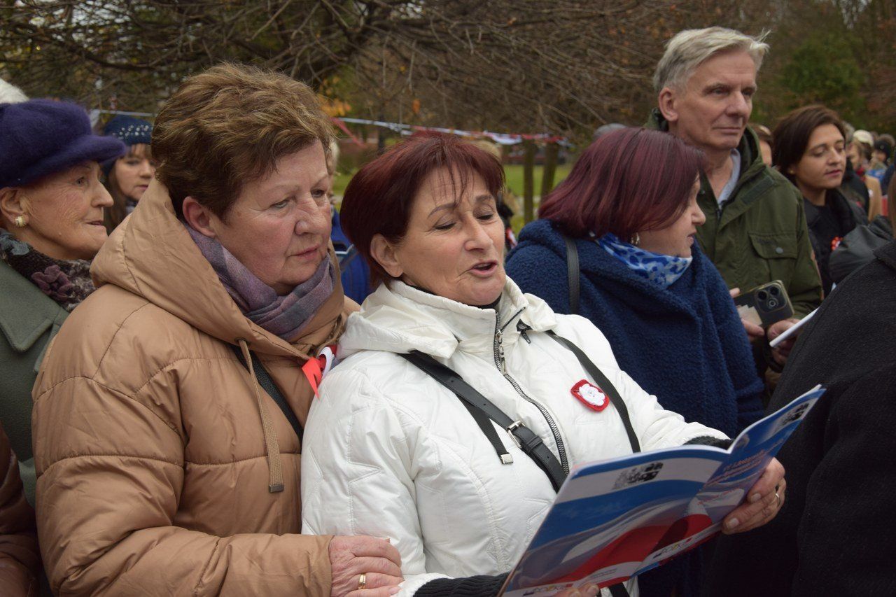 Patriotyzm, radość, śpiew na Narodowy Dzień Niepodległości 2025 w Zduńskiej Woli Karsznicach