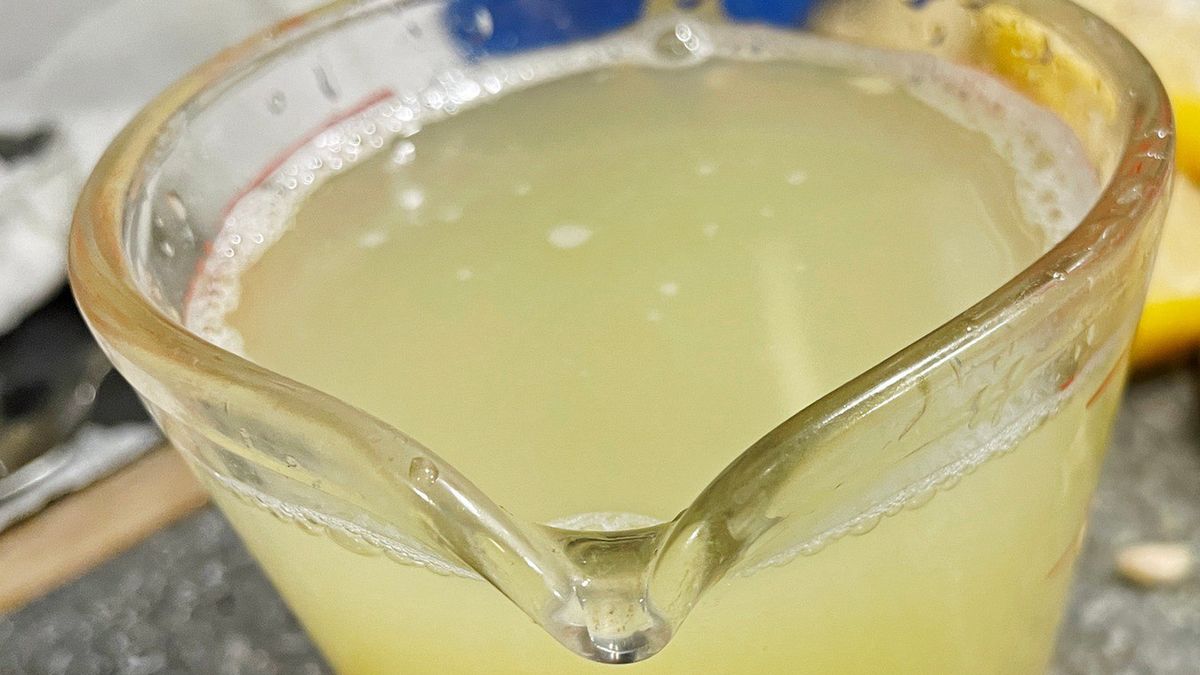 Czy szklanka wody z cytryną rano to dobry pomysł?