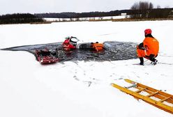 Pod autem załamał się lód. Dwóch mężczyzn wpadło do jeziora