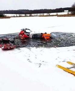 Pod autem załamał się lód. Dwóch mężczyzn wpadło do jeziora