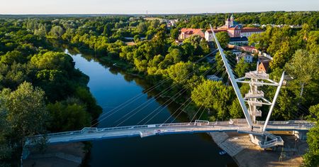 Kładka za 27 mln zł. Mieli z niej korzystać rowerzyści, ale brakuje ścieżki dojazdowej