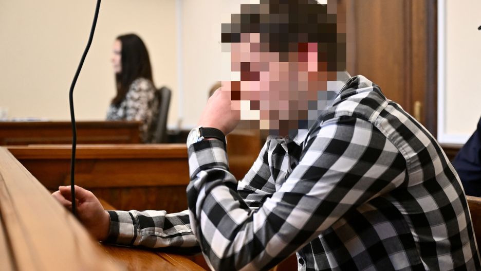Gdańsk, 08.11.2024. Oskarżony Tomasz K. na sali rozpraw Sądu Okręgowego w Gdańsku, 8 bm. Rozpoczyna się proces 34-latka oskarżonego o zamordowanie żony oraz sprowadzenie bezpośredniego niebezpieczeństwa katastrofy w ruchu lądowym poprzez pozostawienie jej ciała w samochodzie na przejeździe kolejowym. Upozorowanie wypadku kolejowego miało być sposobem na zatarcie śladów zabójstwa. (jm) PAP/Marcin Gadomski *** UWAGA!!! ZAKAZ PUBLIKACJI WIZERUNKU I DANYCH OSOBOWYCH OSKARŻONEGO! ***