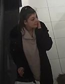 Poznańscy policjanci próbują ustalić tożsamość tej kobiety.