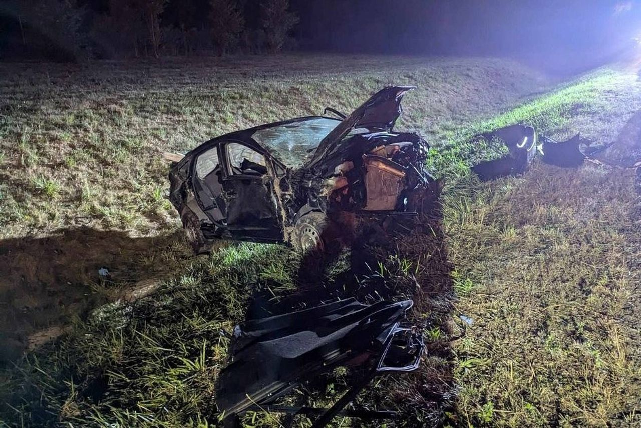 Nocne dachowanie na ekspresówce. Dwie osoby w szpitalu