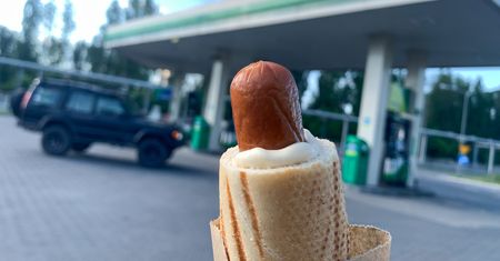 Półfinalista MasterChefa przetestował hot-dogi na stacjach. Oto lider