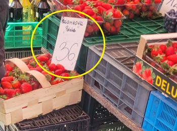 Co roku to samo. Zdjęcie z bazaru. Spójrzcie na truskawki "Polska"