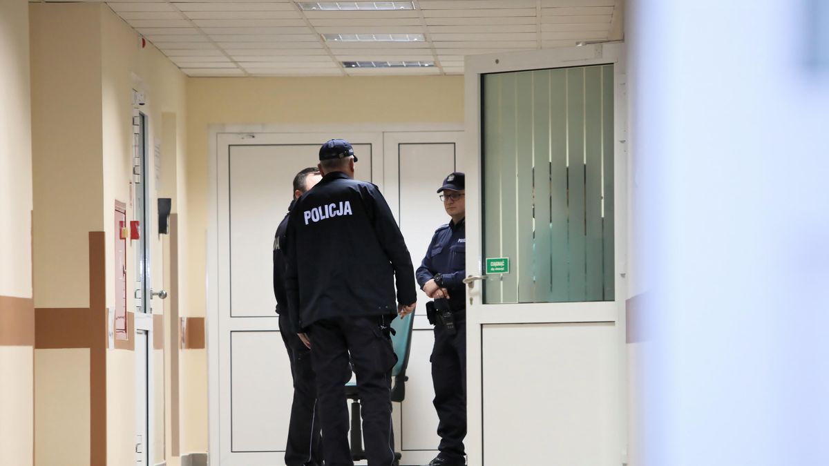 blok operacyjnySiedlce, 01.04.2019. Blok operacyjny w Mazowieckim Szpitalu Wojew�dzkim w Siedlcach, 1 bm. (ls/awol) PAP/Leszek Szyma�skiLeszek Szyma�skiatak, blok operacyjny, by�y prezydent Siedlec, korytarz szpitalny, Mazowiecki Szpital Wojew�dzki, napad, no�ownika, PiS, plac�wka medyczna, policja, policjanci, radny, samorz�dowiec, siedziba, s�u�ba zdrowia, szpital, ugodzenie no�em, Wojciech Kudelski