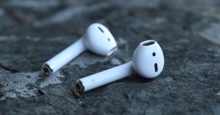 Rodzice 12-latka pozywają Apple. Miał całkowicie stracić słuch przez AirPodsy