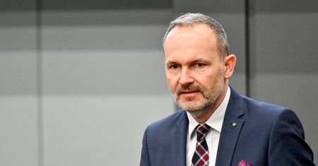 Odszedł z rządu Tuska, by wyjechać do Brukseli. Oto wynik Krzysztofa Hetmana