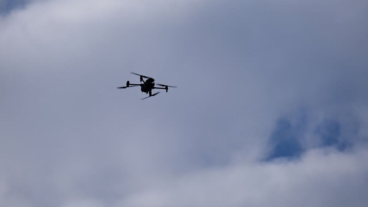 Policyjny dron w powietrzu