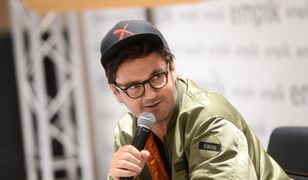 Kuba Wojewódzki nad morzem. Fan rozgryzł, kto zrobił mu zdjęcie