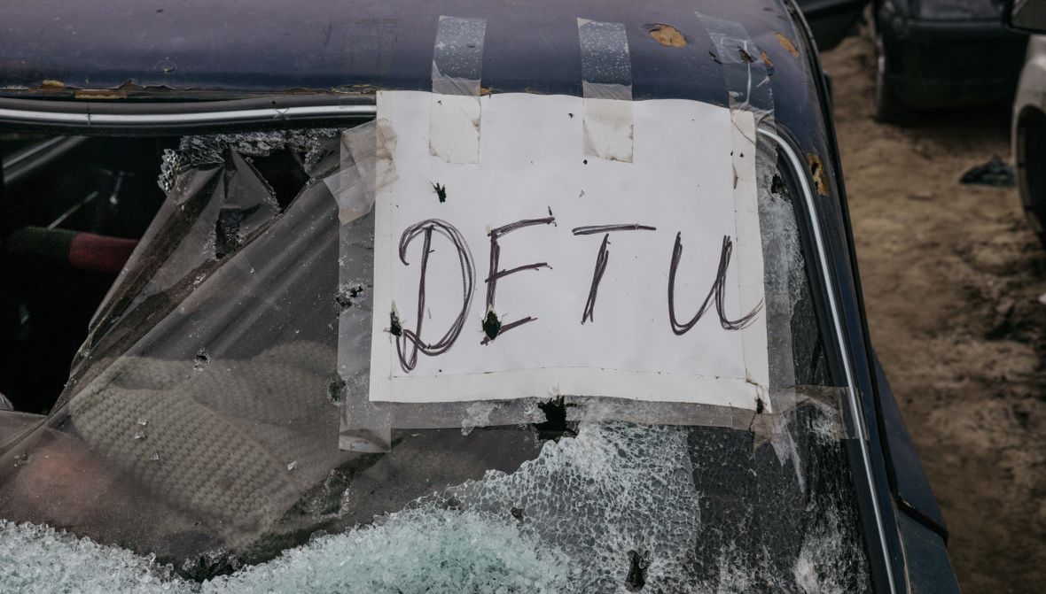 Jeden z wielu samochodów z napisem ”DZIECI”, który został ostrzelany w Buczy