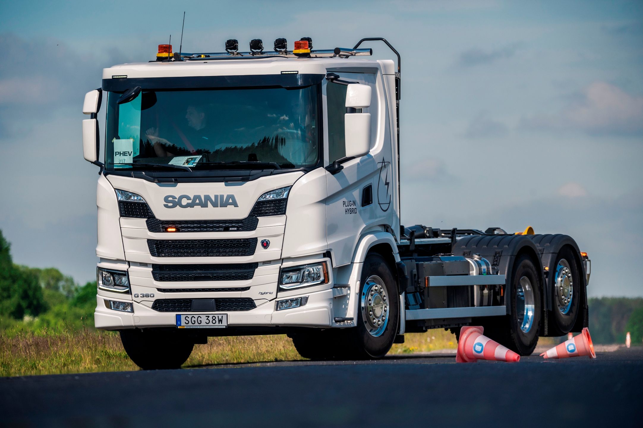 Scania jest gotowa na zakazy w miastach. Hybryda plug-in pojedzie normalnie na trasie, a w mieście na prądzie, bez emisji.