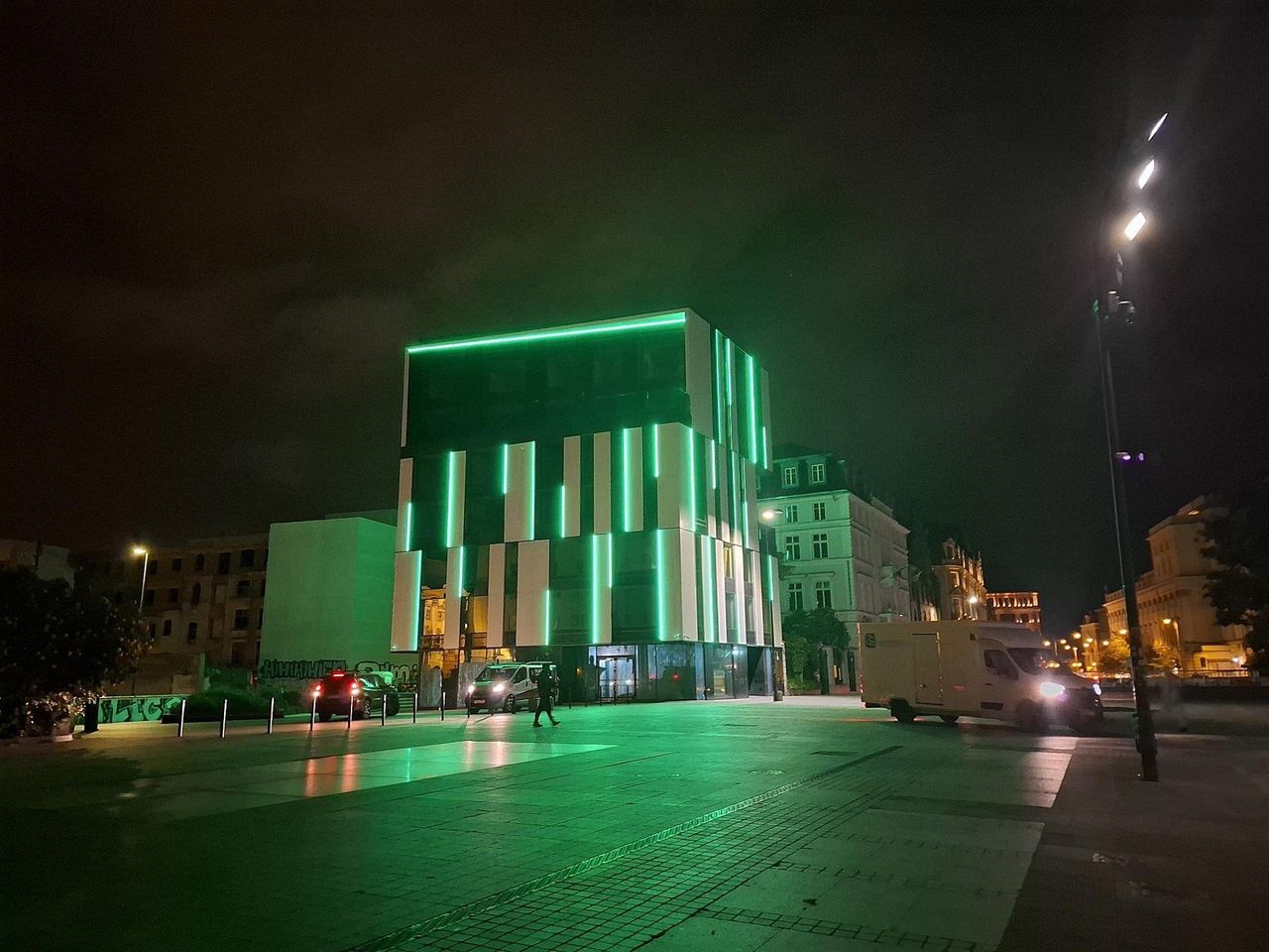 Zielona łuna nad placem Wolności we Wrocławiu. Kto wymyślił świecące "Pianino"?