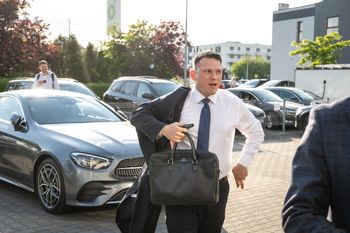 "Nawrocki nie zaprosił". Mentzen tłumaczy się z wizyty w barze