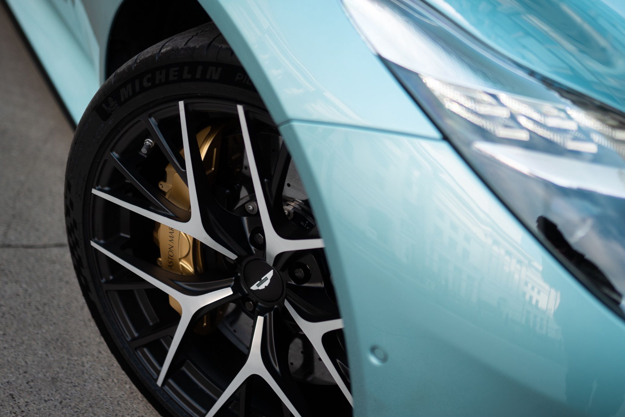 Aston Martin DB12 Volante