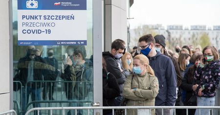 Szczepienie na COVID-19 obowiązkowe? Bartosz Arłukowicz ma obawy